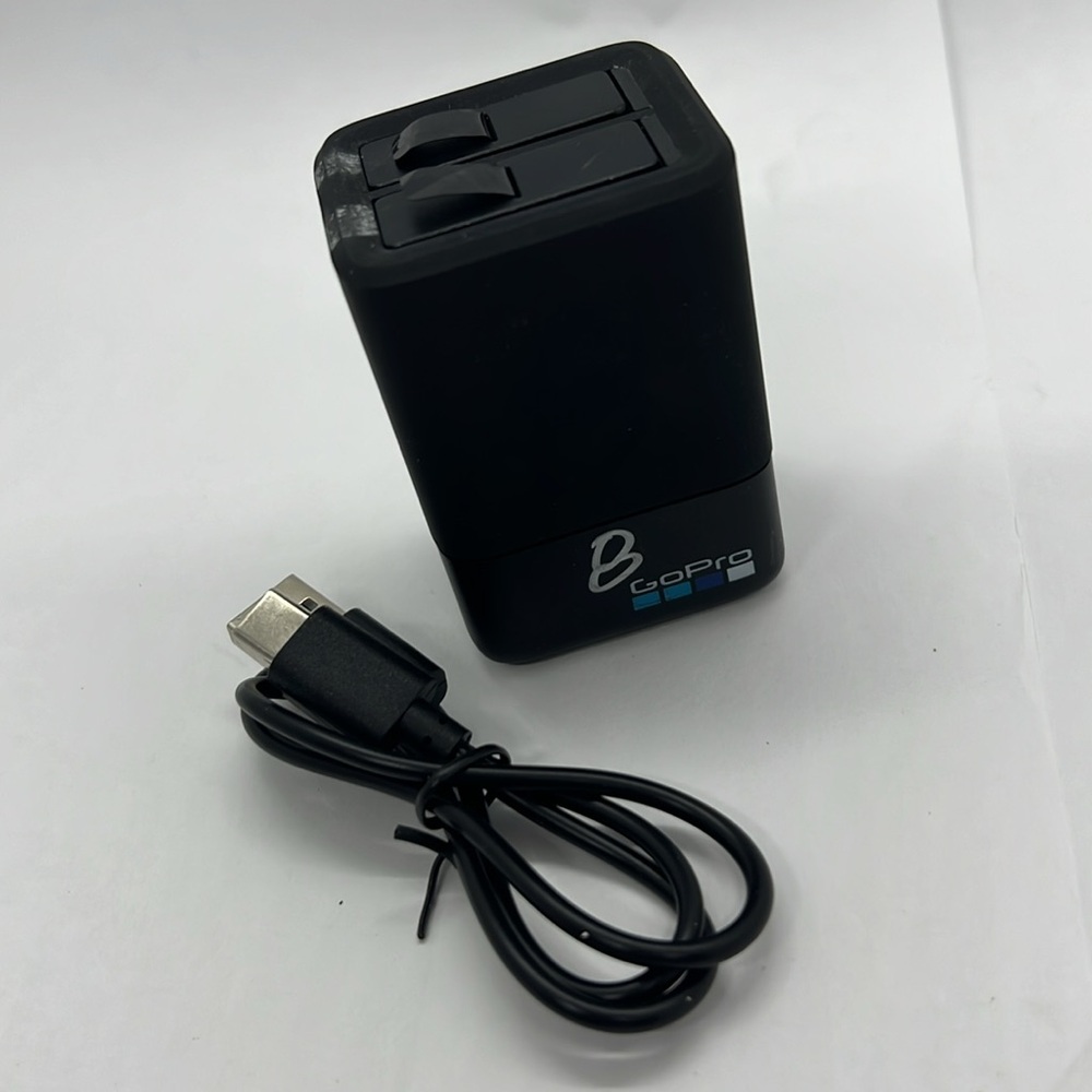 GoPro AADBD-001 Dual Battery Charger + (2) HERO8 Rechargeable Batteries - Picture 3 of 7